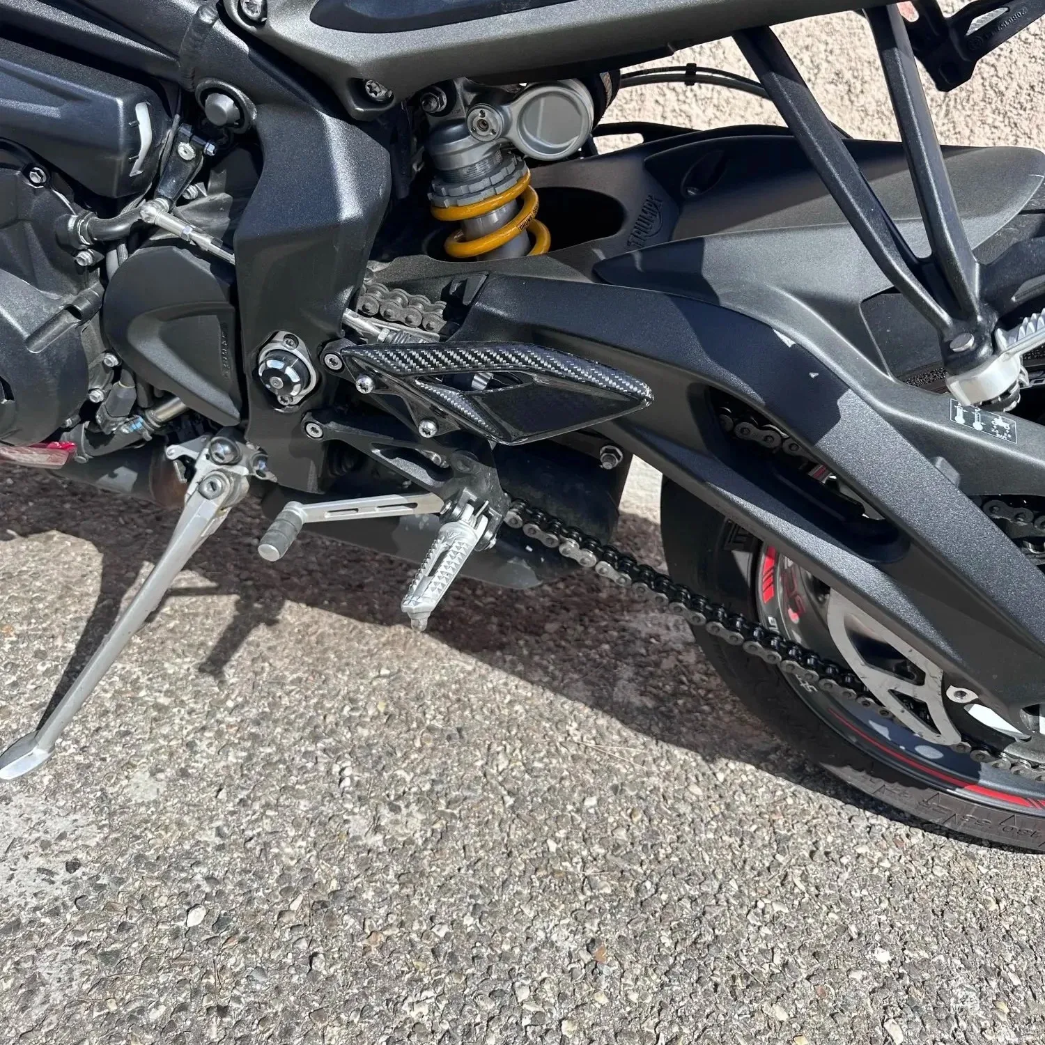 Фото Для Triumph Street Triple 660 765 R RS 2016-2021 2022 2023 2024: Карбоновые аксессуары для мотоциклов, защитные накладки на заднюю часть сиденья, подножки №4