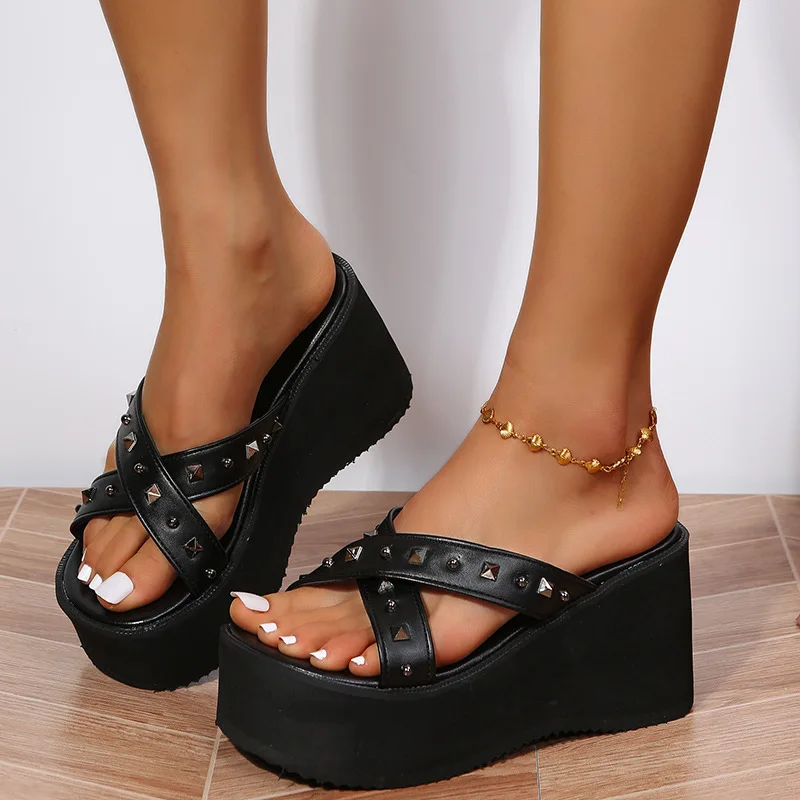 

Женские босоножки и шлепанцы с заклепками, большие размеры 36-43