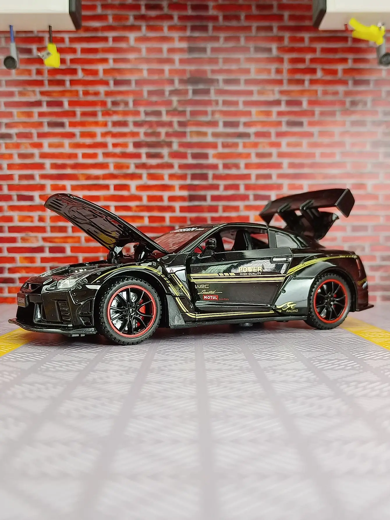 Фото Масштабная модель автомобиля Nissan GTR35 (1:32) для трека, из сплава, с открывающимися дверями, капотом и багажником, коллекционная, для декорации. №5
