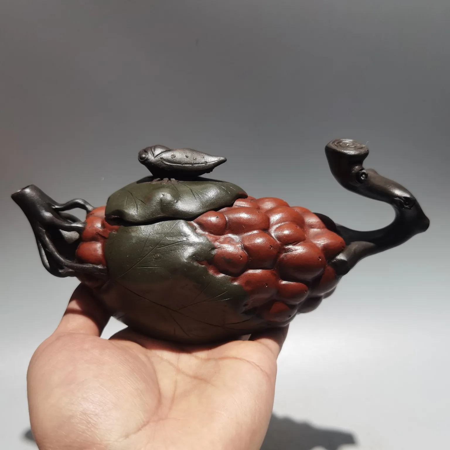 

8" Chinese Yixing Zisha Pottery Jin Chan Grape rattan kettle teapot flagon red mud Gather fortune Office Ornaments