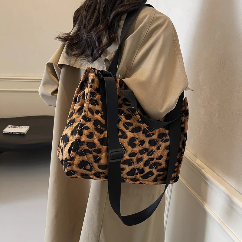 Женская леопардовая модная сумка на плечо большая вместительная мягкая через