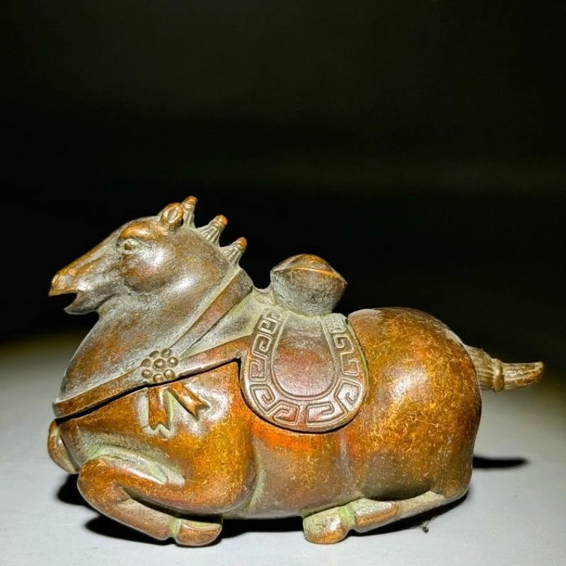 

Антикварная медная статуя лошади