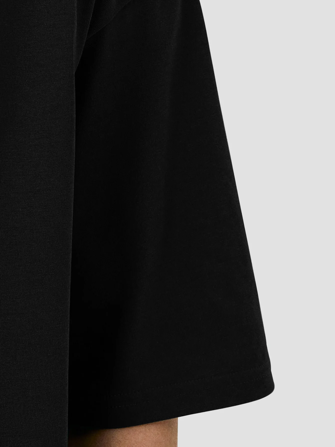 Красивая девушка которая любит скейтбординга красочный эффект теней уличный