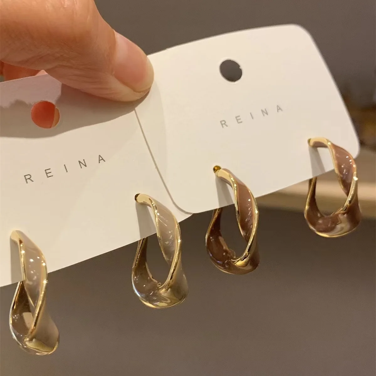 

New Fashion Trend Unique Design Elegant Delicate Two Tone Twisted Metal Hoop Stud Earrings Ladies Premium Jewelry Party Gift