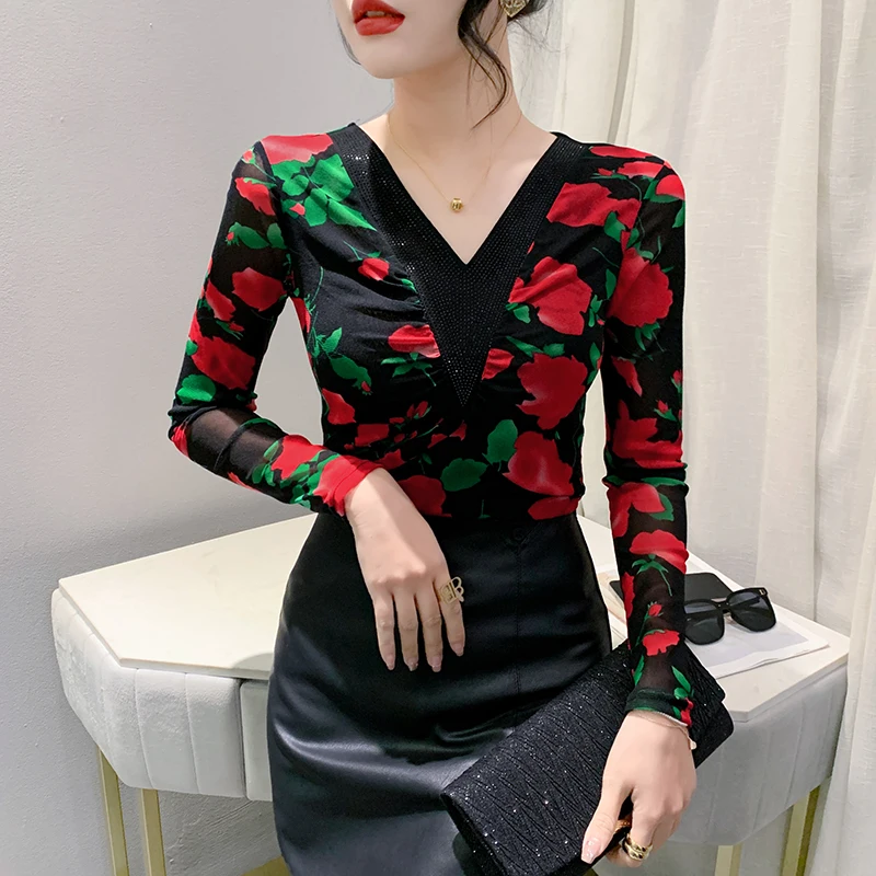 Женская футболка составного кроя черная пикантная с V-образным вырезом и