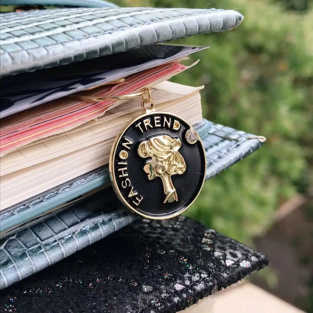 

Золотые бумажные зажимы в форме розы