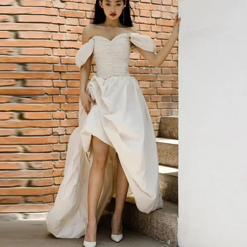 Элегантное свадебное платье с вырезом лодочкой и небольшим шлейфом. Новые модные