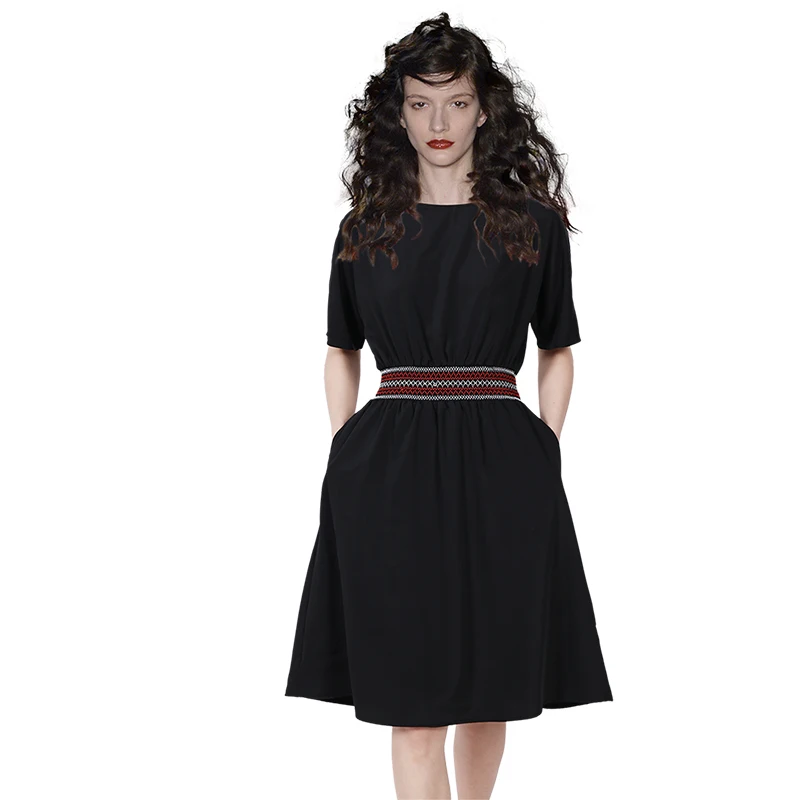 

2022 summer new short-sleeved round neck bohemian mulberry silk dress waist slim French little black dress