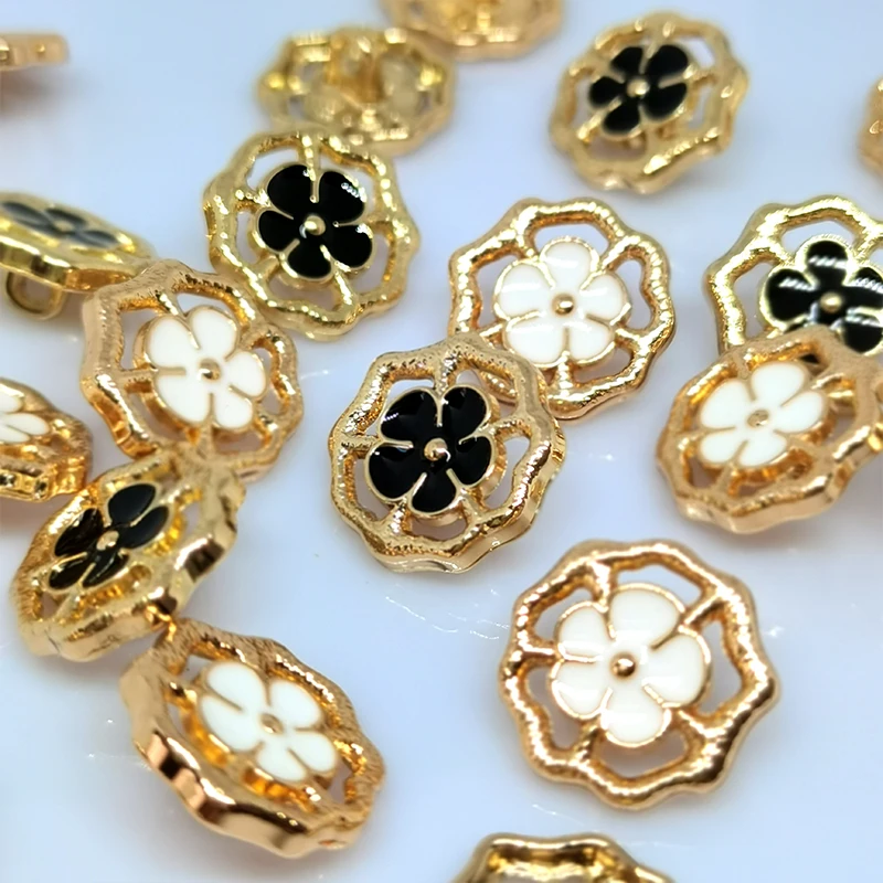 

пуговицы для одежды швейные принадлежности Модные декоративные цветочные металлические пуговицы для одежды, белые, черные винтажные высок...