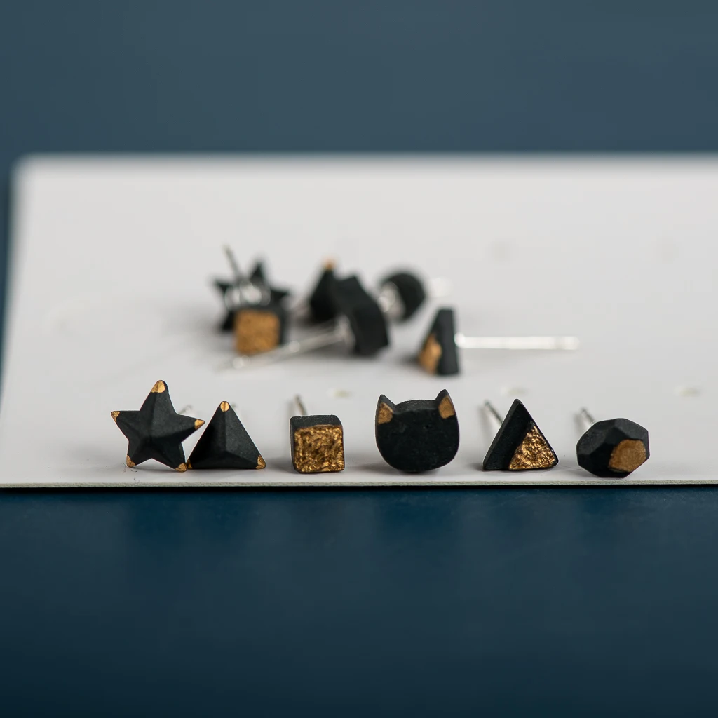 

Винтажные черные золотые серьги-гвоздики из керамики 925 Серебряная игла позолоченный фарфор оптовая продажа подарочные аксессуары # XN559