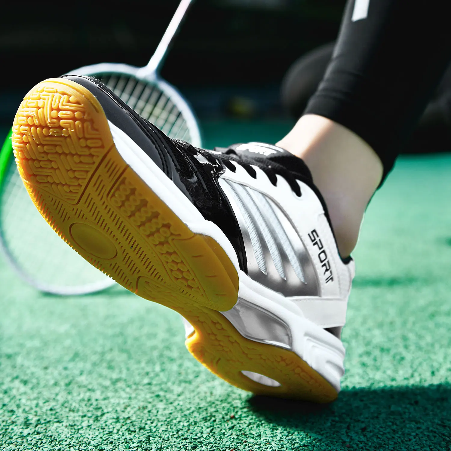 

2022 Men Women Professional Flexible Badminton Volleyball Tennis Running Shoes Unisexi Lightweight Sports Shoes Sneakers