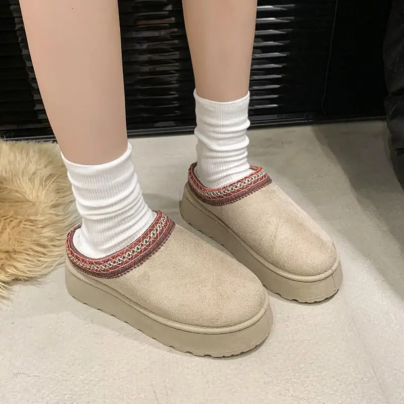 Домашние тапочки обувь на платформе с закрытым носком шлепанцы женская зимняя 2024