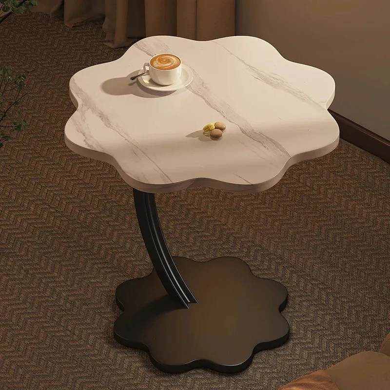 Деревянный металлический приставной столик с высокими книгами фотоальбом