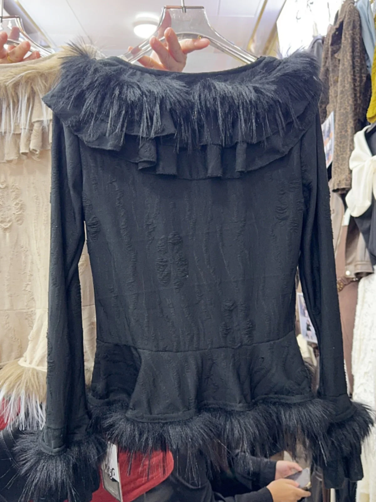 Куртка женская осенне-зимняя с V-образным вырезом и перфорацией