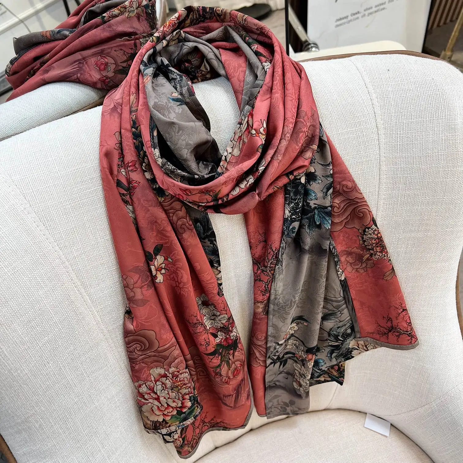 Рисунок 5 - Женский шелковый шарф с цветочным принтом