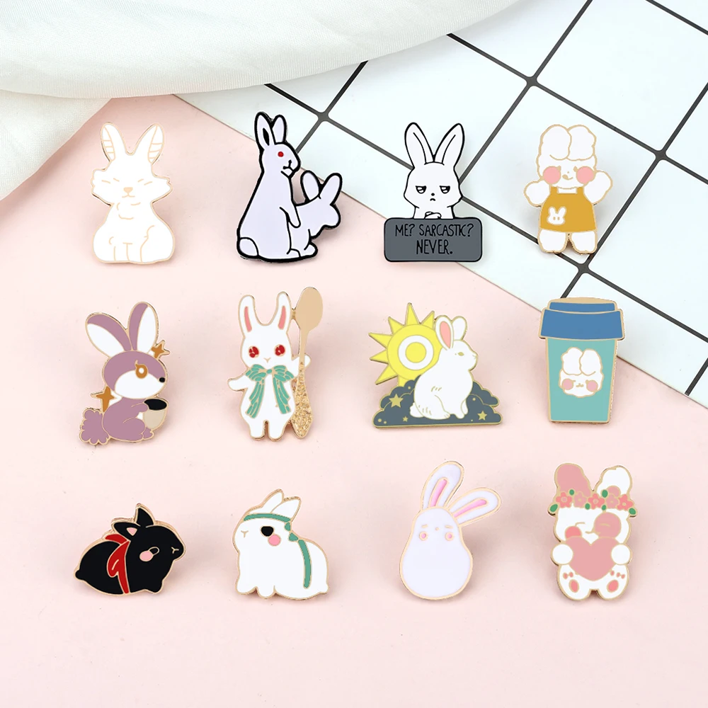 Эмалированная брошь в виде кролика