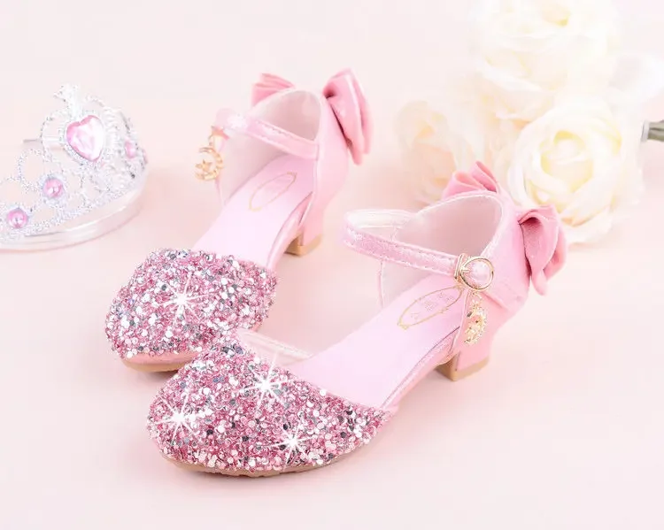 Яркие блестящие босоножки с галстуком-бабочкой для девочек на высоком каблуке