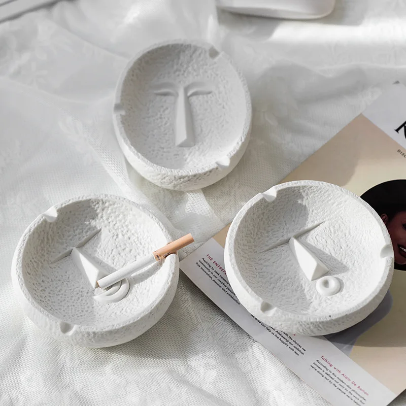 

Creative Face Look Ashtray Ceramic Ash Tray Cigarette Cigar Ash Holder Birthday Gift for Boyfriend Home Bar Table Decor Ornament