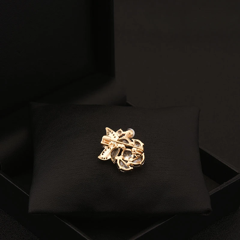 Rose Crystal Brooch Neckline Flower Small Collar Pin for Women Suit High-Grade Fashion Clothes Accessories Buckle Jewelry Gifts