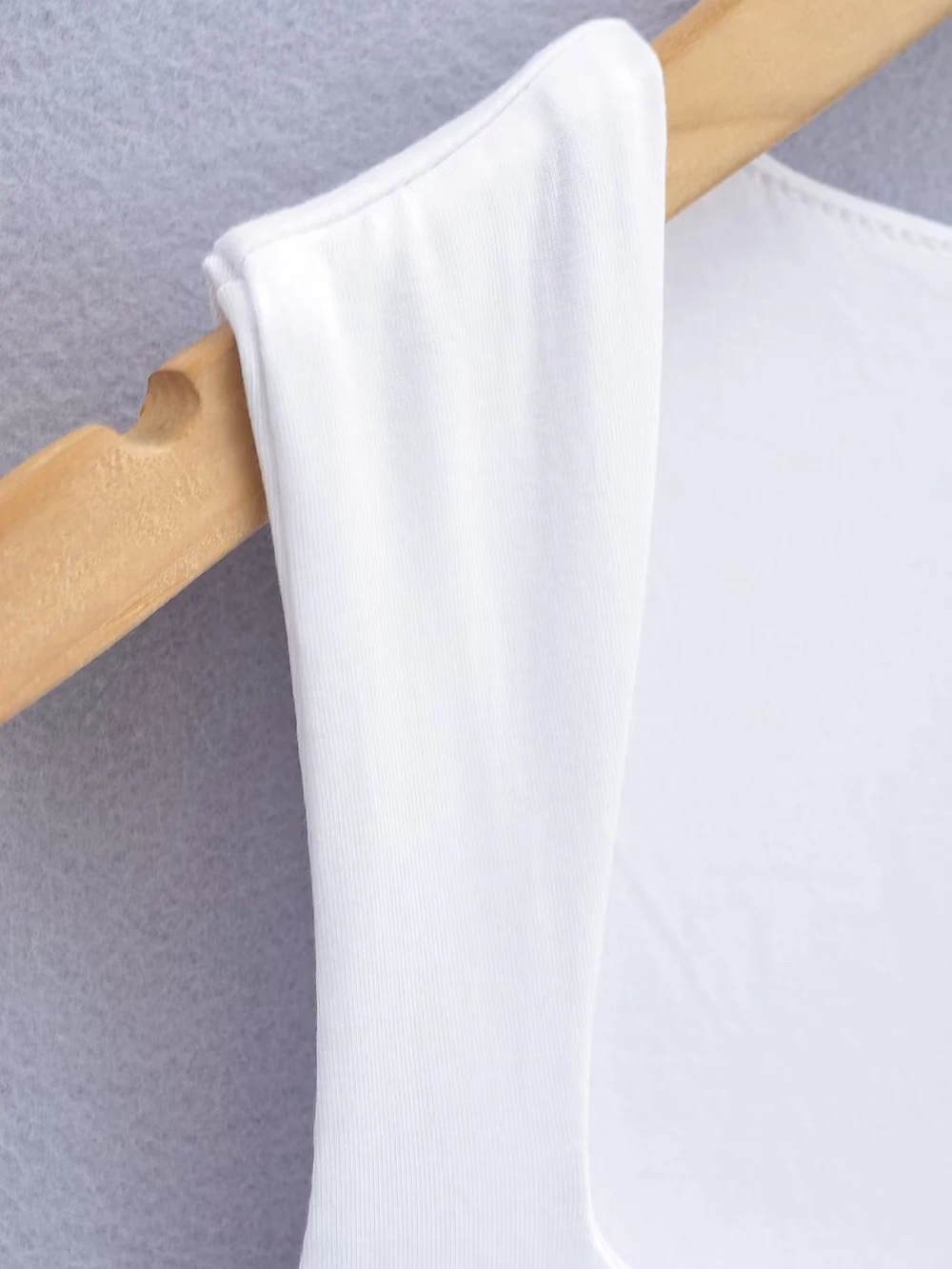 Женский трикотажный топ без рукавов с квадратным вырезом