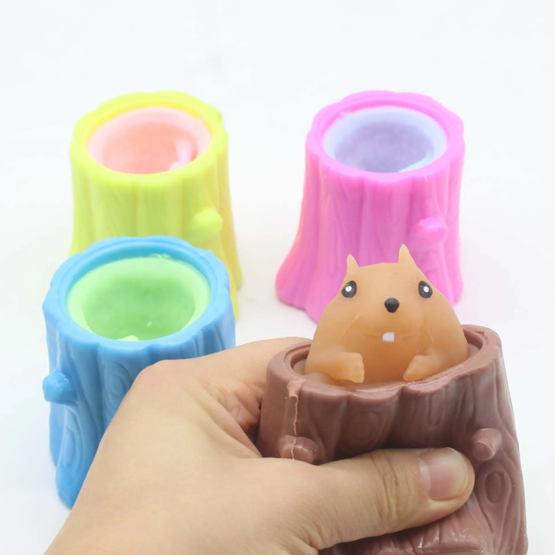 

1PCS Cute Evil Squirrel Cup Decompression Pinch Music Retractable Toy Pinch Not Bad Squeeze Cup Pen Holder Prank Squishy Toys