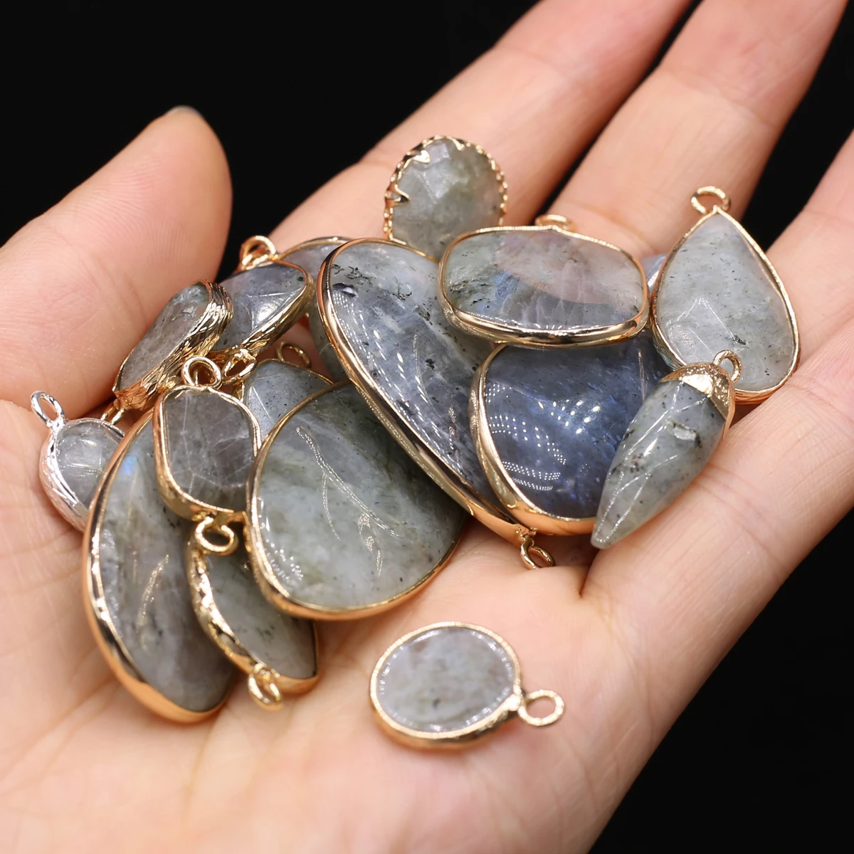 

Natural Stone Charms Round Water Flash Labradorite Crystal Pendant for Jewelry Making DIY Necklaces Earrings Accessory