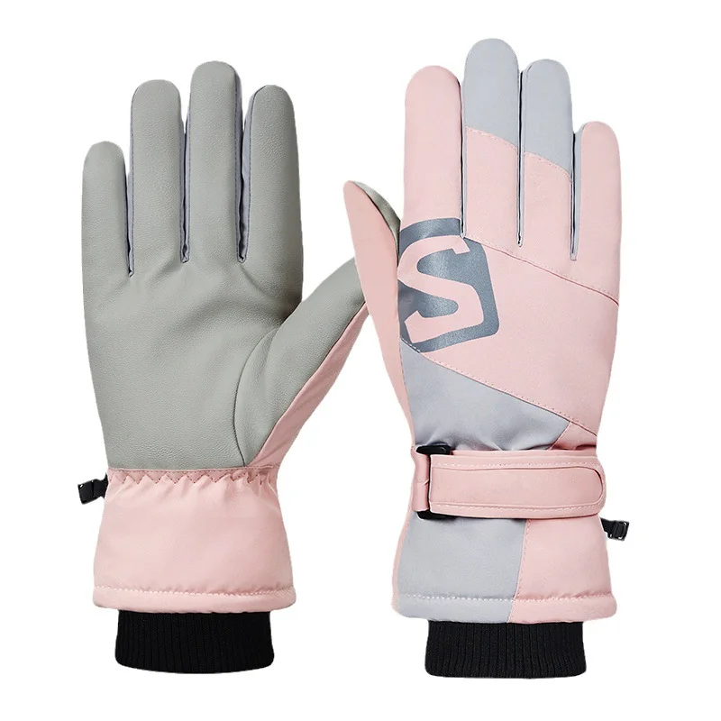 Зимние лыжные перчатки могут касаться на экранах мобильных телефонов езды