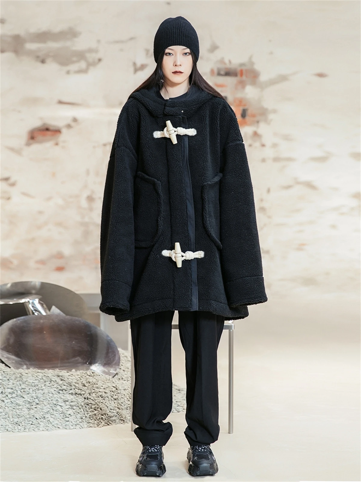 

2023 Autumn Winter Style Personalized Fashion Dark Style Horn Button Thickened Warm Loose Lambhair Hooded Coat