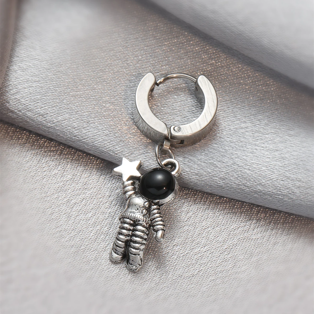 Женские серьги в виде астронавта