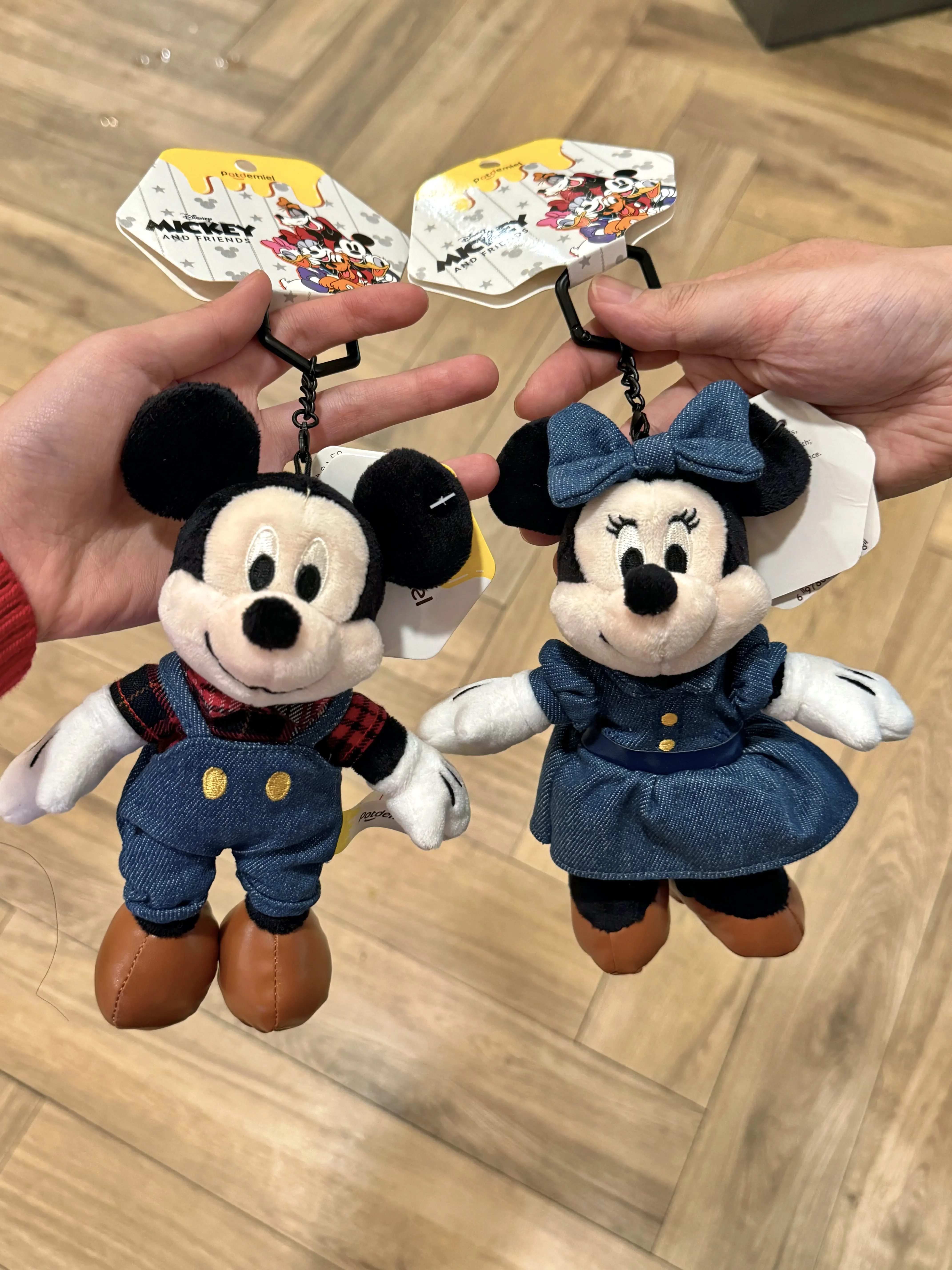 Фото Плюшевый брелок Disney с Микки и Минни, серия «Ковбой», джинсовая одежда, подарок для пары, украшение для сумки или рюкзака (Микки и Минни) №1