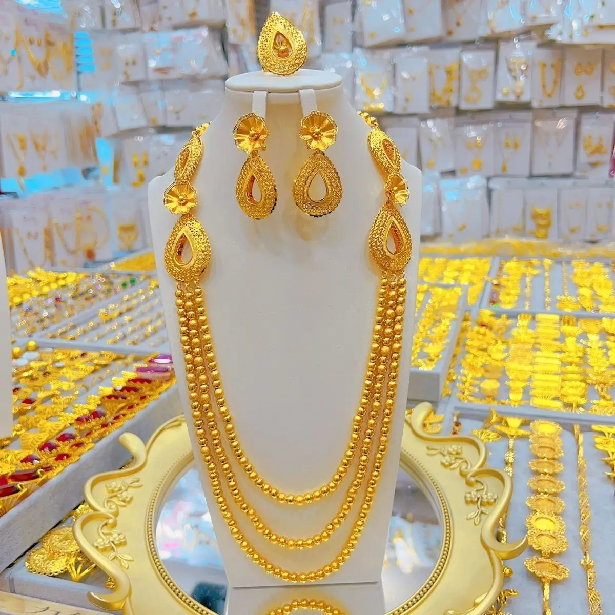 Комплект женских ювелирных изделий из колье серёг и кольца с золотым покрытием