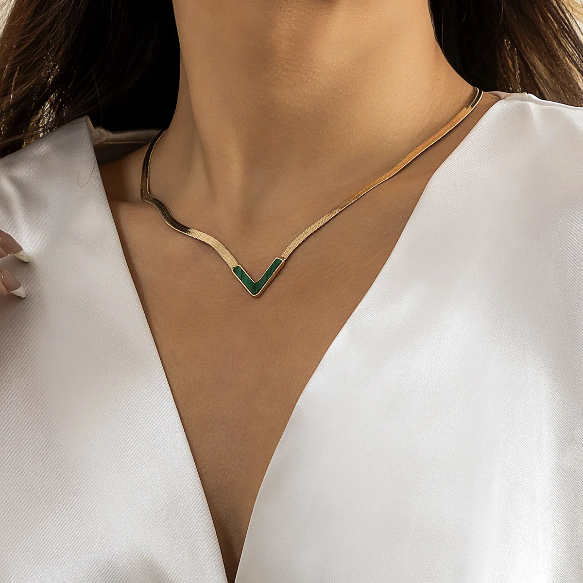 

Simple V-shaped chain Joker necklace hip-hop snake bone chain metal punk clavicle chain