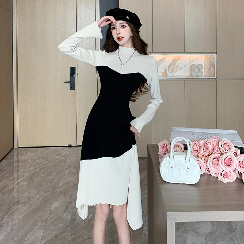 Женское трикотажное платье-свитер в стиле пэчворк с расклешенным рукавом