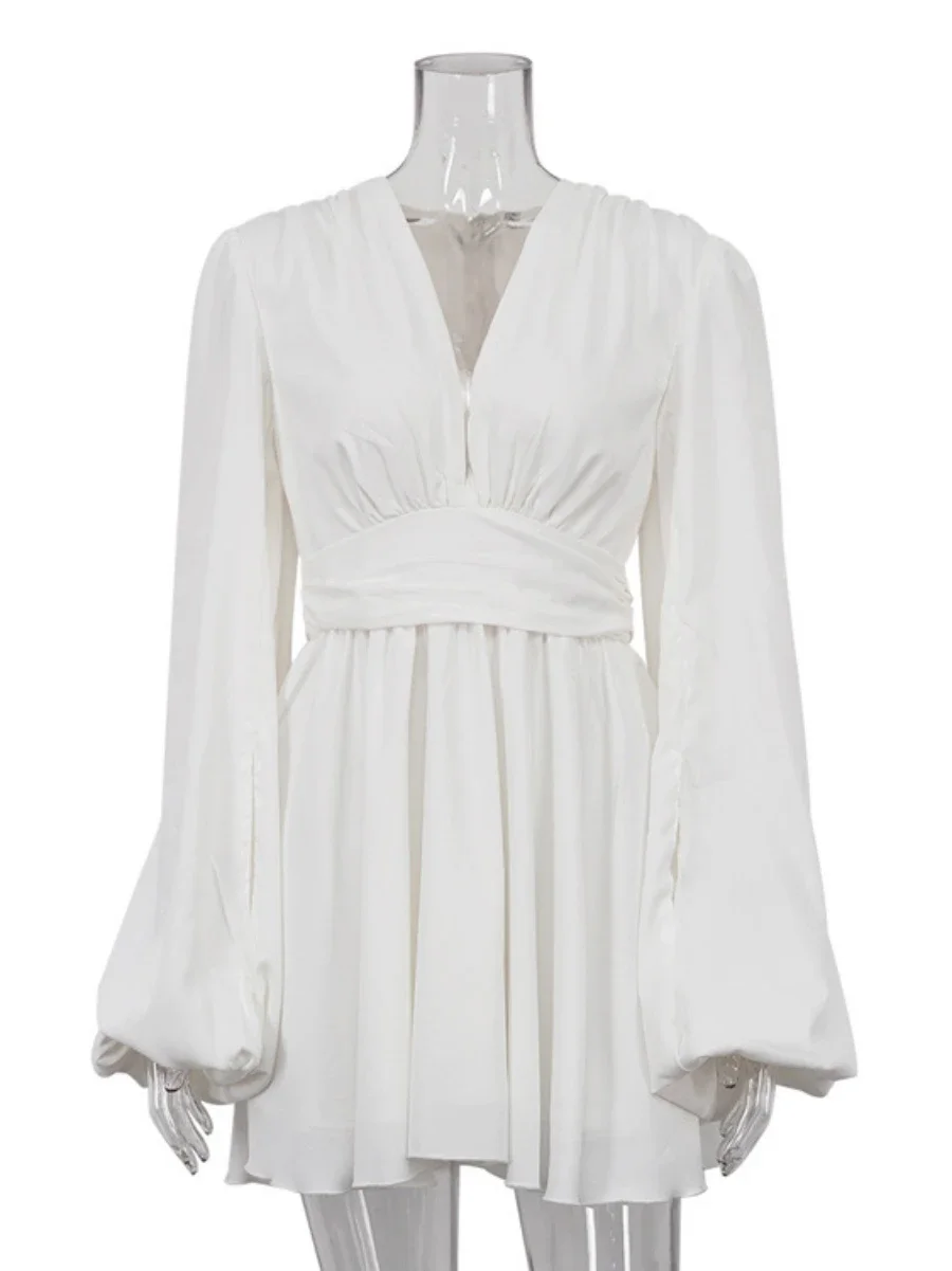 Женское платье с объемными рукавами и высокой талией