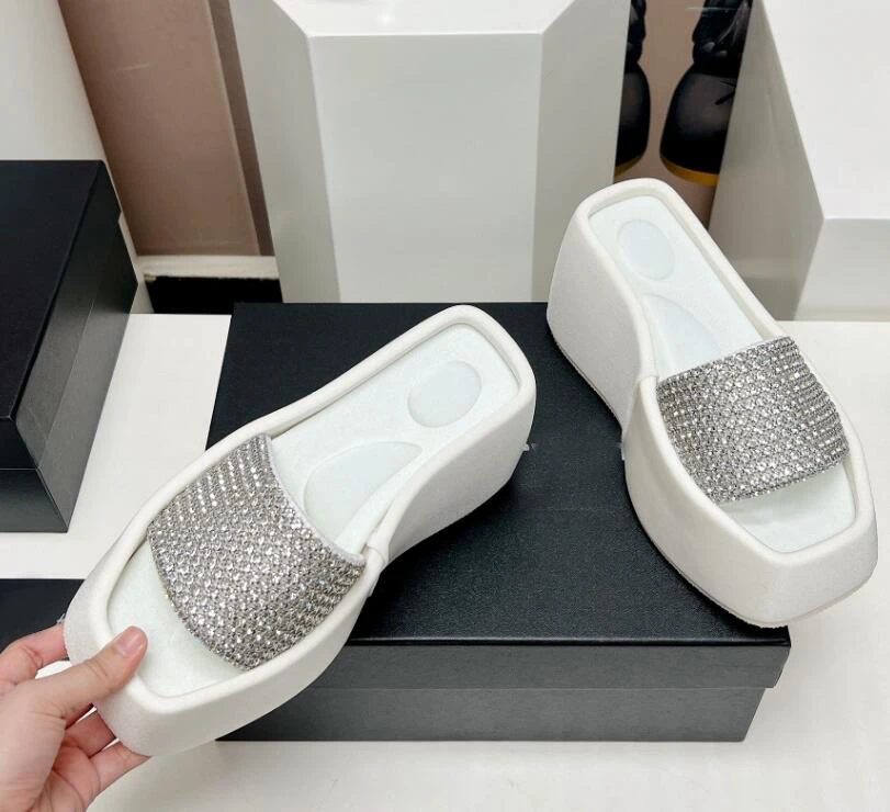 Женские туфли на танкетке розовые высоком каблуке со стразами лето 2023