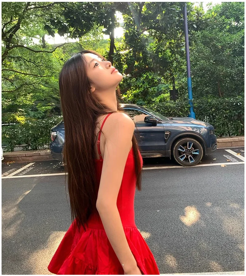 Женский мини-сарафан на бретельках с многоярусным кружевным вырезом