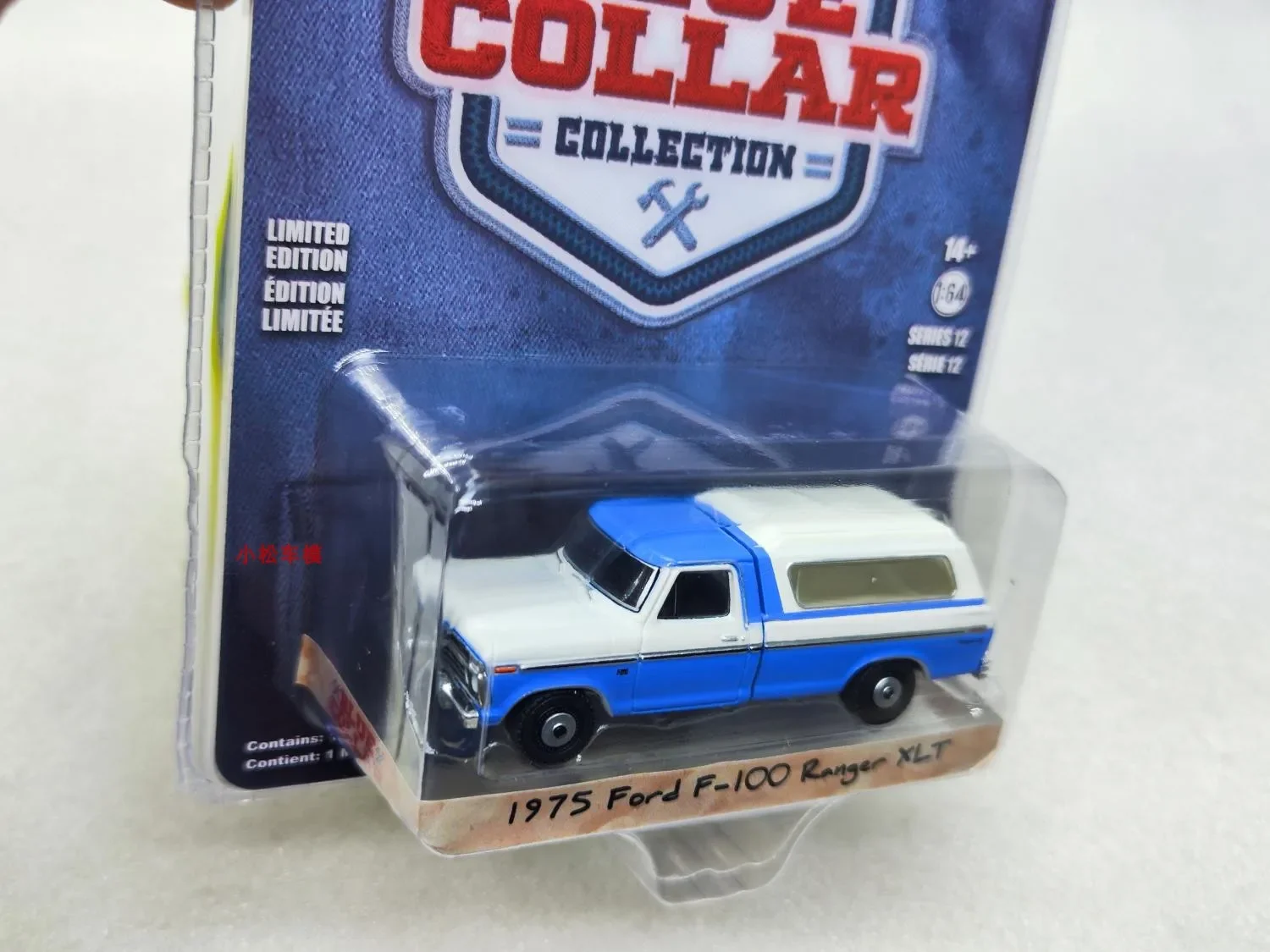 1:64 1975 Ford F-100 Ranger XLT с корпусом для кемпинга-Ветрозащитный синий и белый коллекция