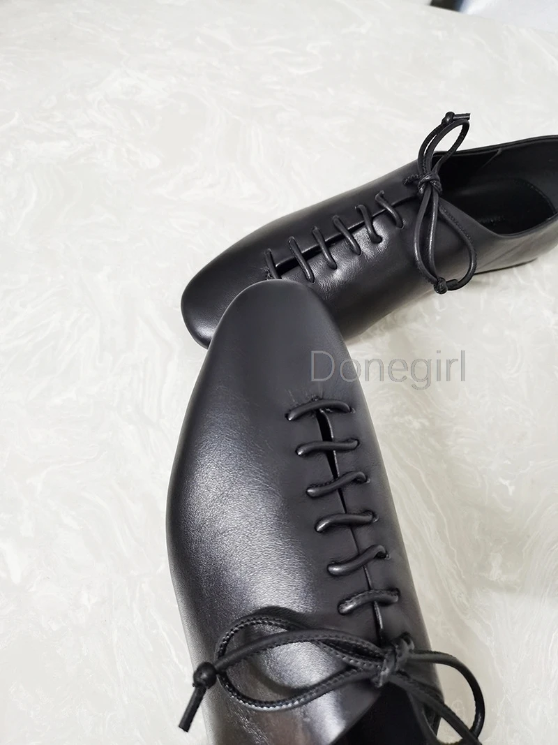 Женские кроссовки из натуральной кожи на плоской подошве