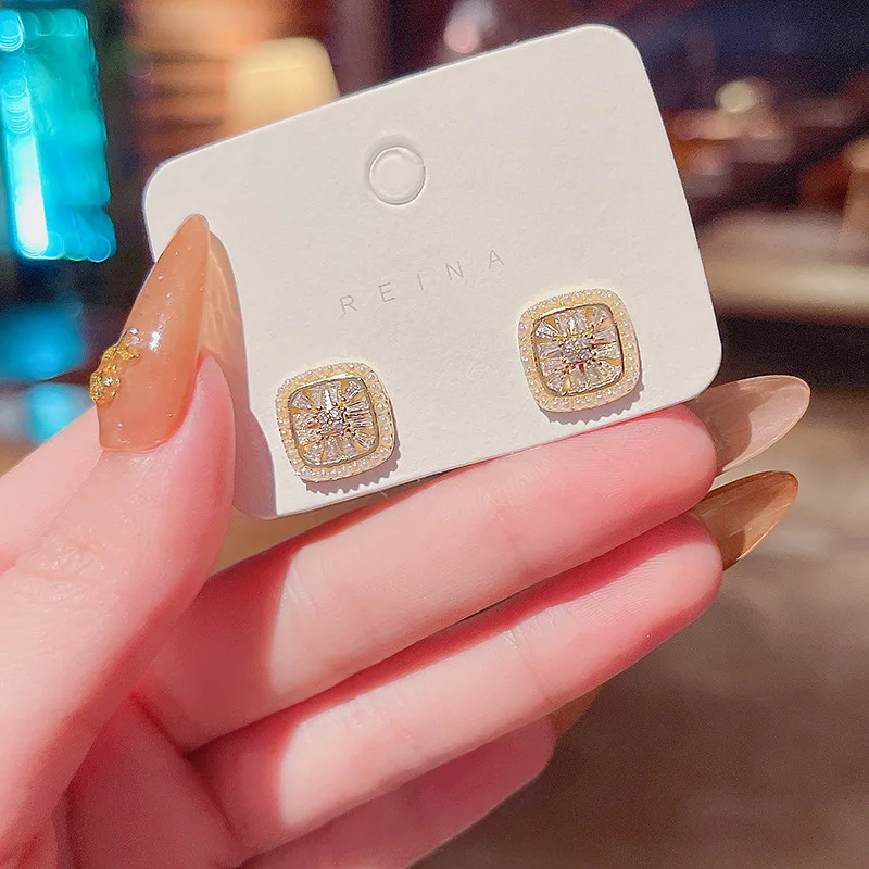 

Женские серьги-гвоздики из серебра 925 пробы с фианитами