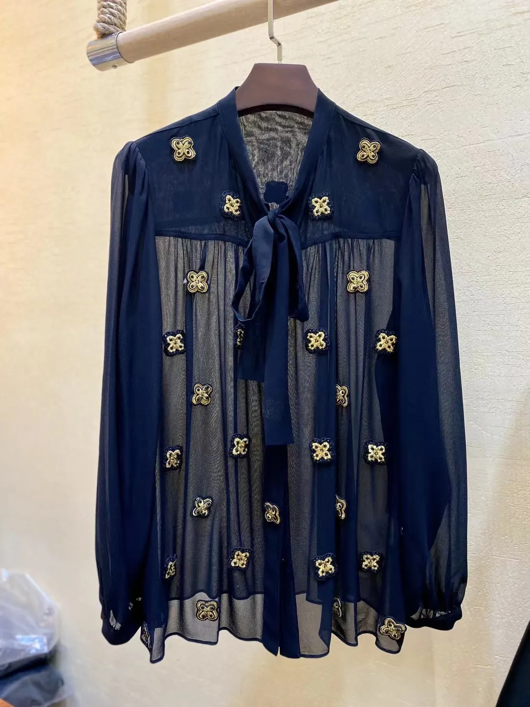 

23 spring summer Beaded flower handmade embroidered silk shirt with bow tie V-neckline Top T-shirt Sweatshirt Woman Shirt