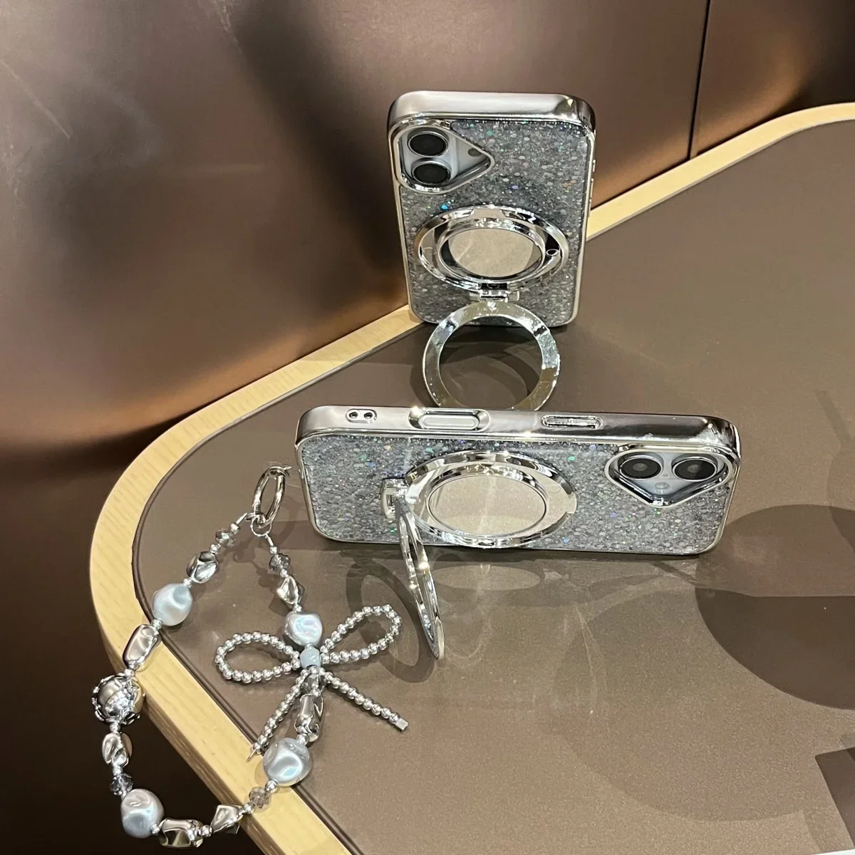 Luxury circular makeup mirror with a sense of high quality and an invisible stand suitable for iPhone 16 15 Pro Max pho