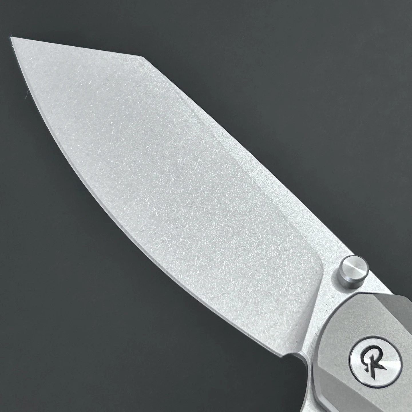 Фото Складной нож QK Original Design Gray‑Owl с клинком из стали 14C28N с обработкой Stone Washed и рукоятью из титана TC4 с пескоструйной обработкой, инструмент для кемпинга, кухни и повседневного использования. №4