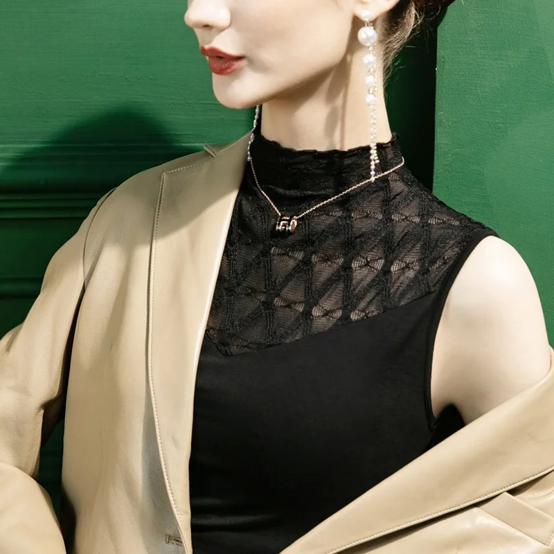 # 4438 Черная футболка без рукавов женская с разрезом кружевная обтягивающая