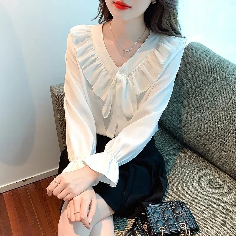 Повседневная Женская блузка с длинным рукавом белая оборками и V-образным