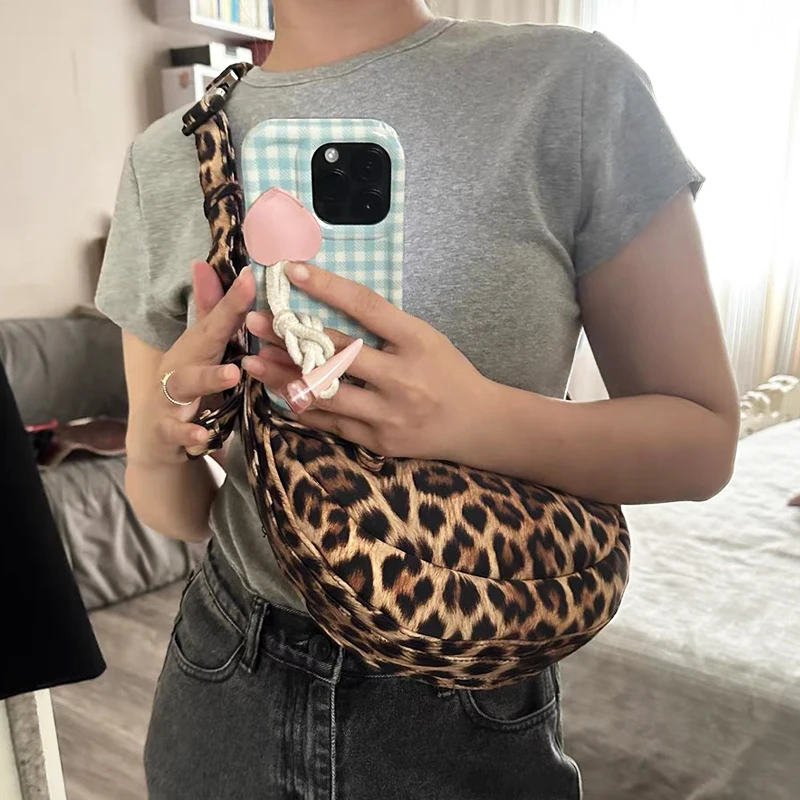 Повседневные сумки в форме полумесяца с леопардовым принтом для женщин.