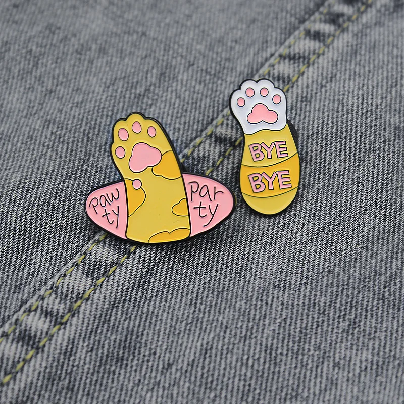 Желтые когти животных Эмалевая булавка Pawty Party Bye Карикатурный кот собака Paw Значок для прикрепления на лацкане смешные украшения Подарки для детей.