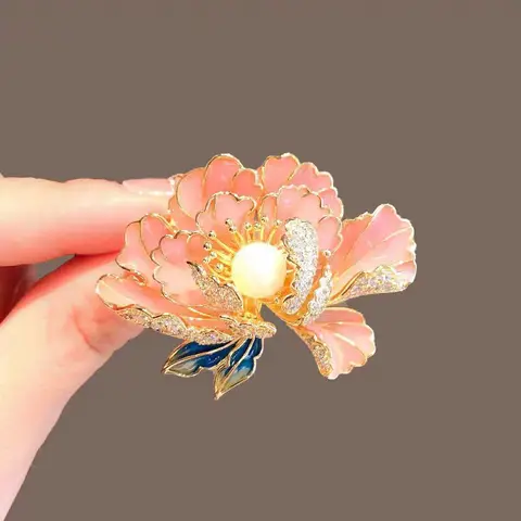 Брошь с цветком пиона