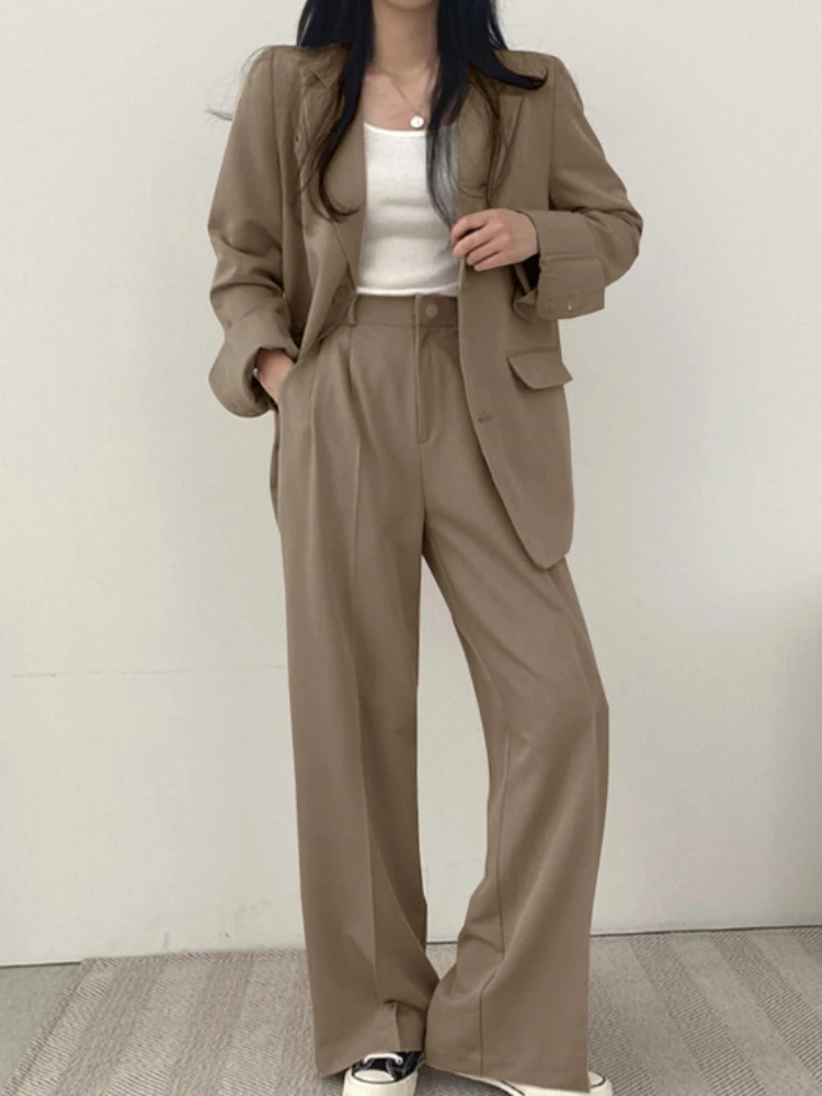 

Костюм-двойка женский из блейзера и брюк с длинным рукавом