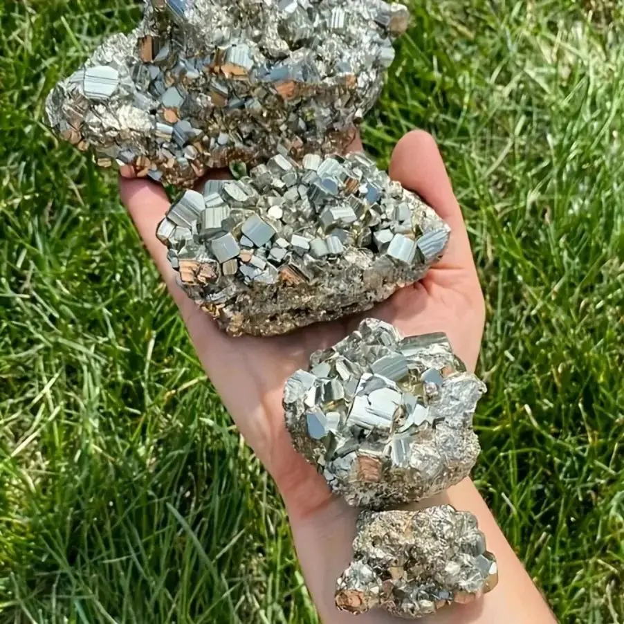 

Большой природный кластер пирита