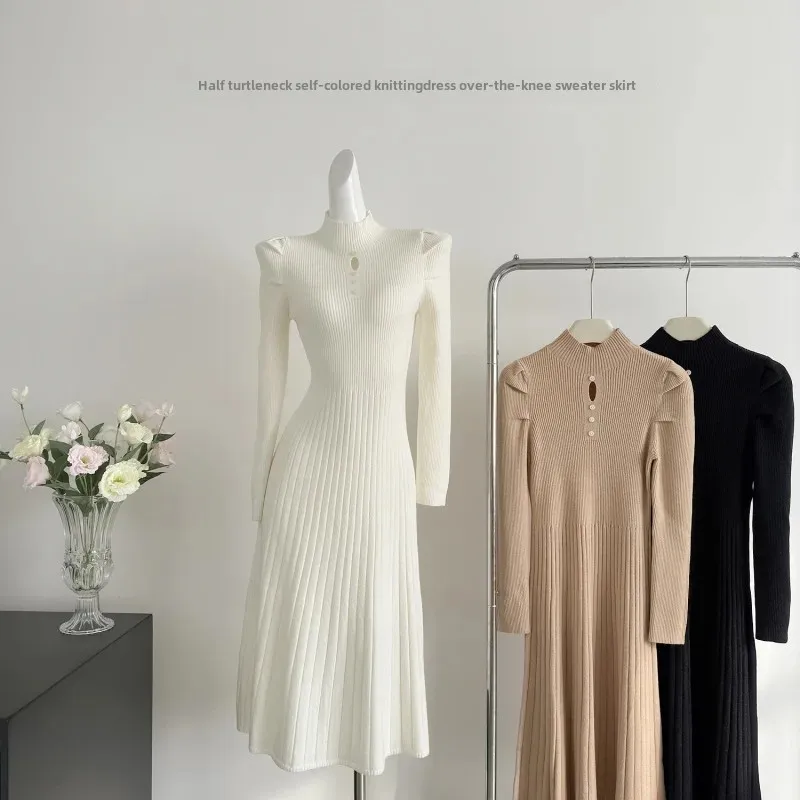 Элегантное утягивающее белое вязаное платье с высоким воротником женское